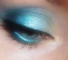 green eye blue eyeshadow